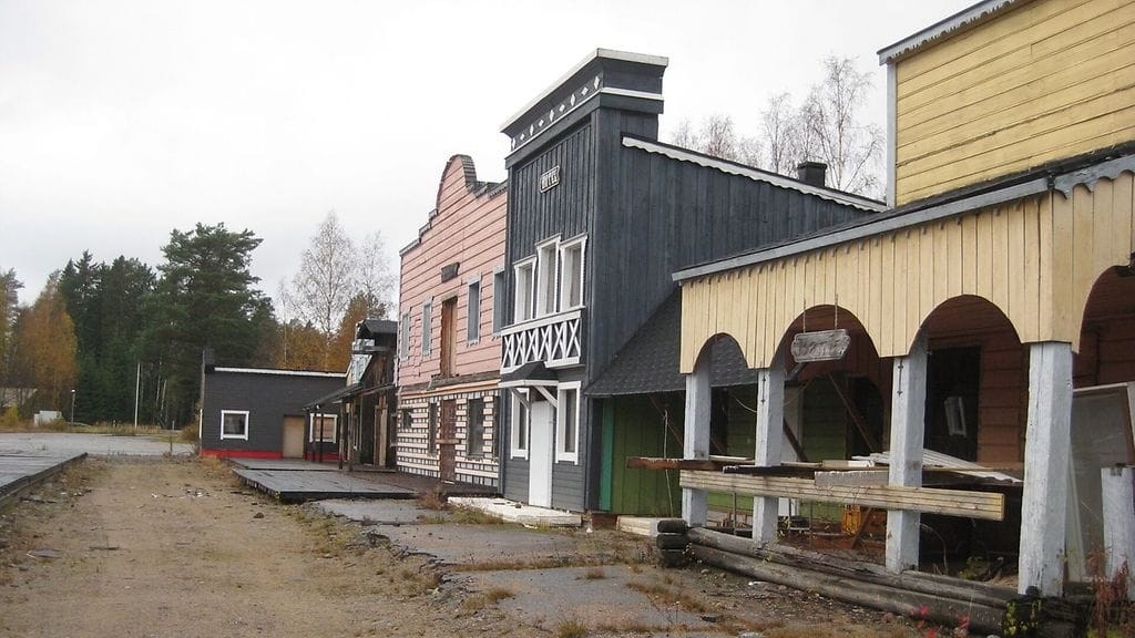 Kuvista näkee, että kaupan on varsinainen villin lännen pikkukylä.