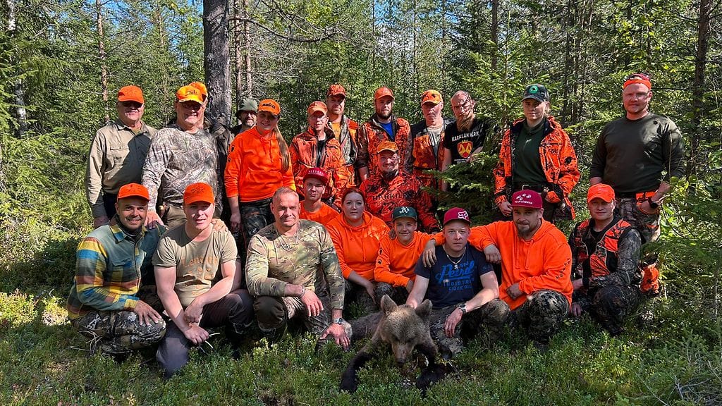 Eduskunnan eräkerho julkaisi sosiaalisen median palvelussa X, joka aiemmin tunnettiin nimellä Twitter, kuvan karhujahdin saaliista.