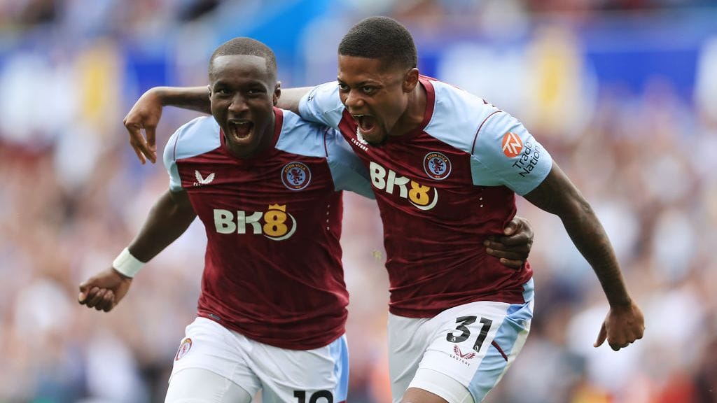 Leon Bailey (oik.) teki maalin Aston Villan voittaessa Evertonin 4-0.