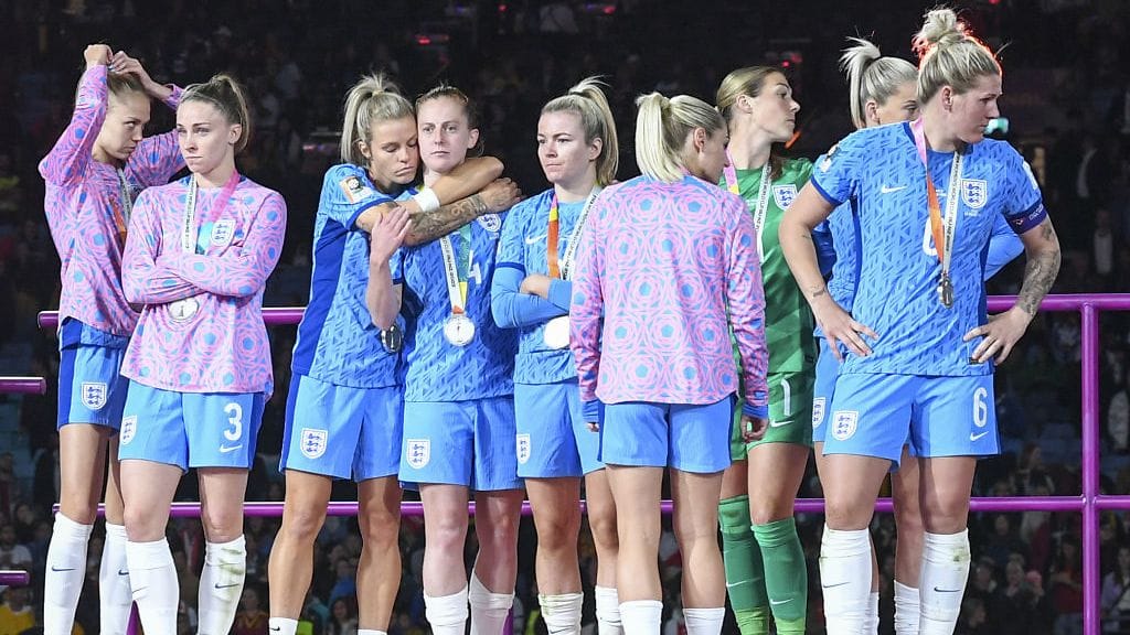 Englannin maajoukkuepelaajat kaikkensa antaneina MM-loppuottelun jälkeen.