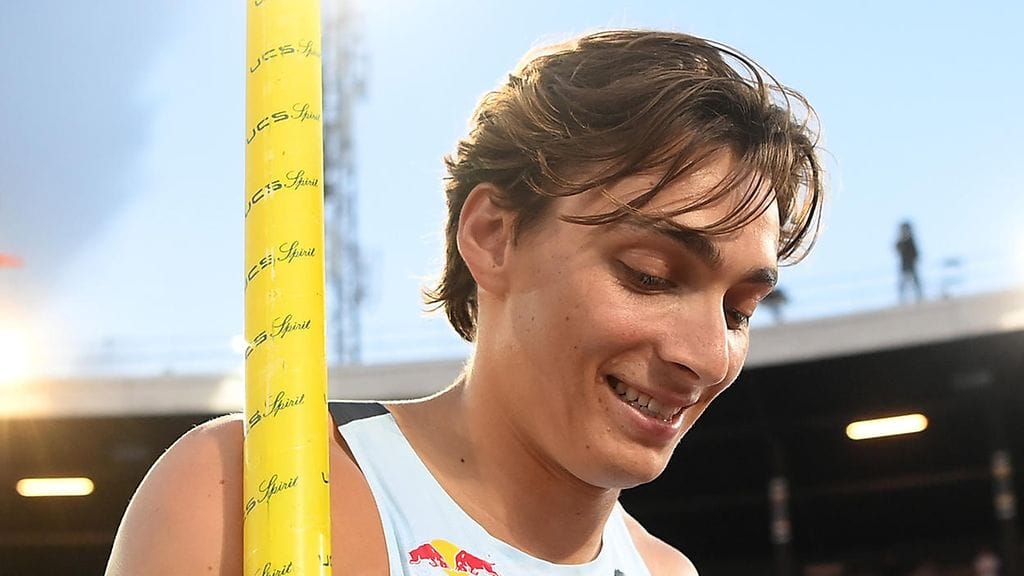 "Mondon" mainoskuvat olivat joillekin liikaa.