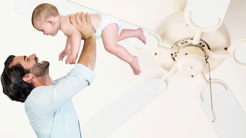 Lasten tuuletintapaturmat johtuvat usein siitä, ettei aikuinen hahmota, kuinka lähellä kattotuuletin onkaan lasta hyppyyttäessään. Kuvituskuva.