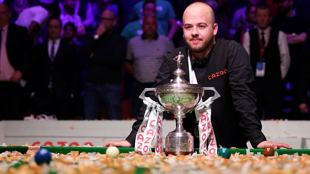 Luca Brecel nousi yllätysmaailmanmestariksi Sheffieldissä viime toukokuussa.