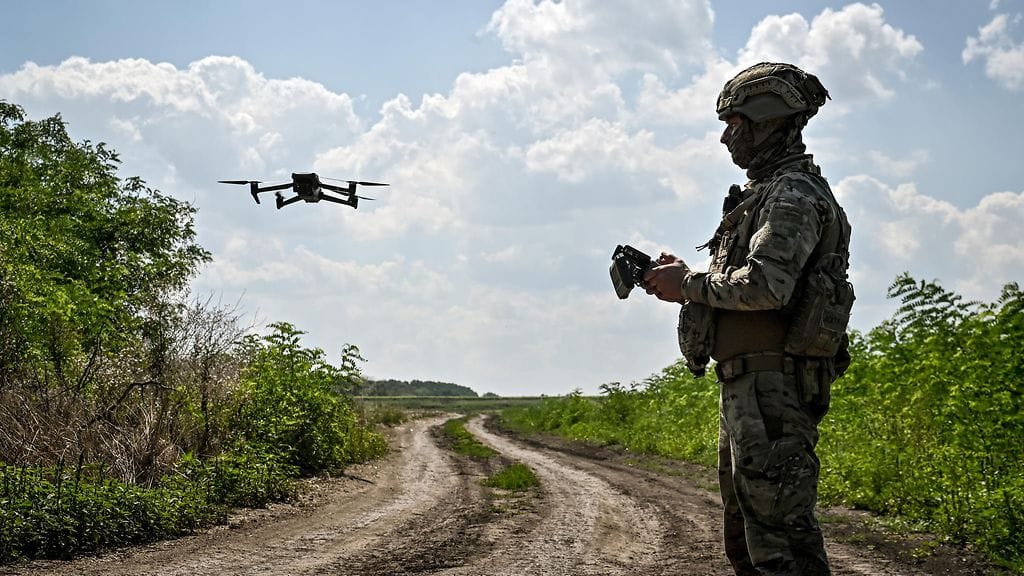 Arkistokuva: Drone ja Ukrainan sotilas tiellä