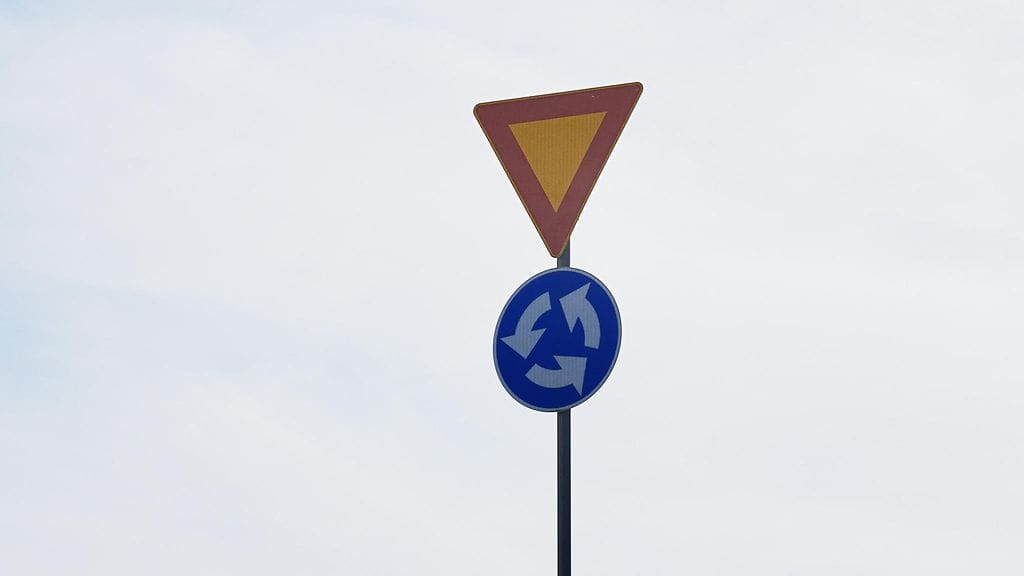 Miten liikenneympyrässä toimitaan, jos kuski vaihtaa sisäkaistalta ulkokaistalle?