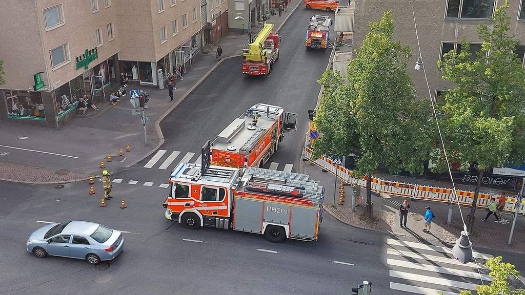 Kuvaaja: Johanna Sihvonen. Paloautot keskustassa sijaitsevan hotellin lähellä.