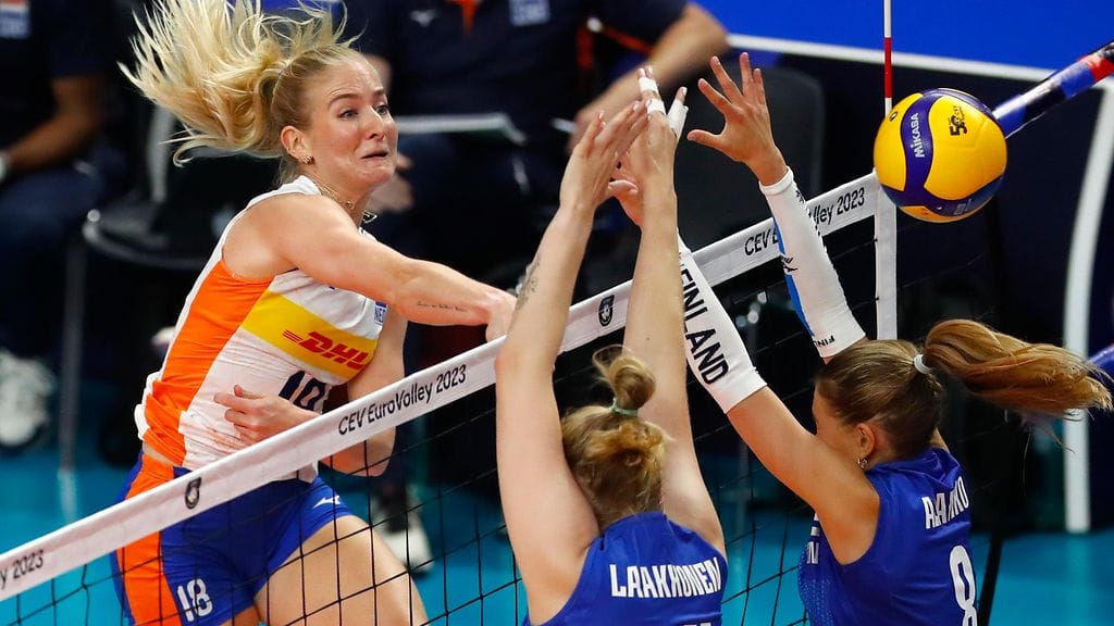 Hollannin Marrit Jasper antoi pallolle kyytiä. Torjunnassa Suomen Roosa Laakkonen ja Kaisa Alanko.