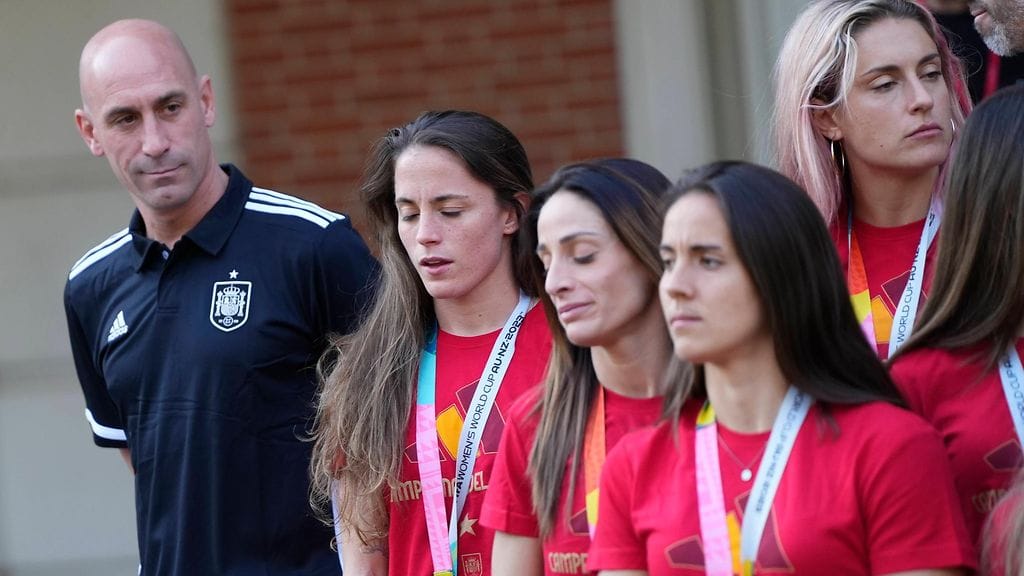 Luis Rubiales oli MM-kultajoukkueen matkassa, kun joukkue palasi Espanjaan ja vastaanotti valtiovallan onnittelut.