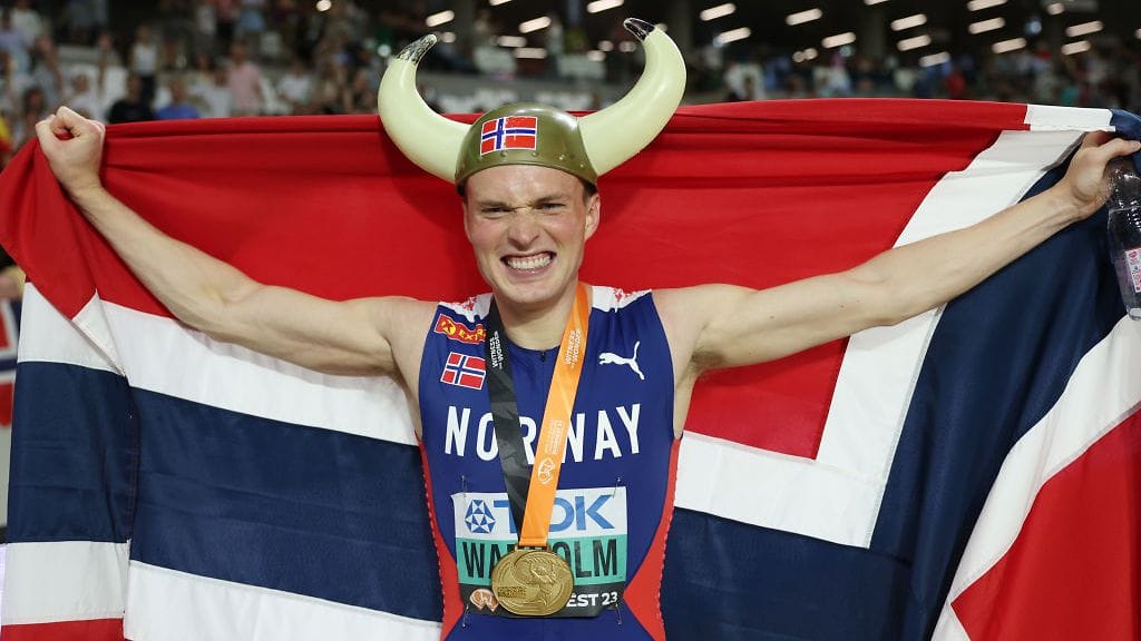 Karsten Warholm sai makoisan koston välierien hylkäysuhan jälkeen juostuaan suvereenisti kultaan miesten 400 metrin aitajuoksussa.