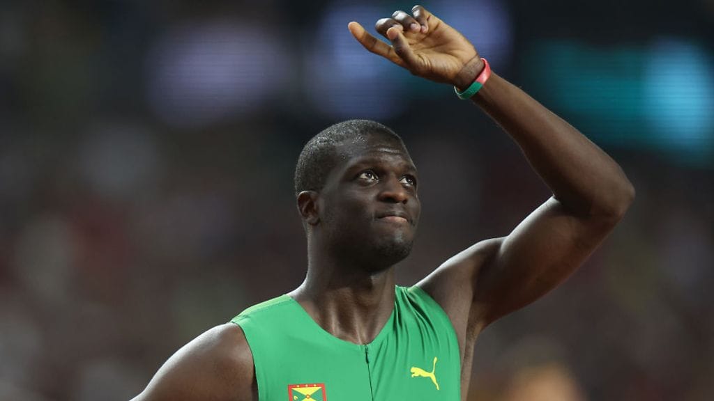 Kirani James kohotti katseensa yläkertaan MM-kisojen 400 metrin välierissä Budapestissa.