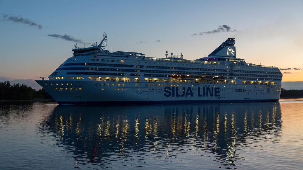 Silja Serenadeen mahtuu noin 400 autoa tai noin 60 rekkaa. Arkistokuva.