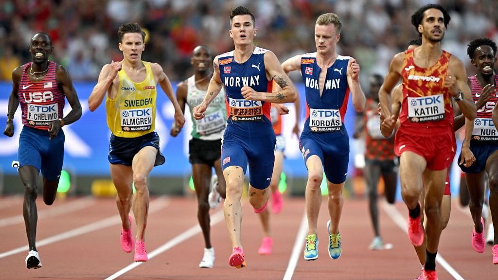 Andreas Almgren (keltaisessa paidassa) oli ensimmäinen karsiutuja 5 000 metrin alkuerässä, josta finaaliin menivät muun muassa Norjan Jakob Ingebrigtsen ja Narve Gilje Nordås.