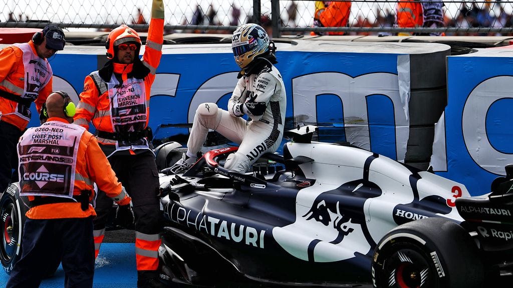 Daniel Ricciardo piteli rannettaan noustuaan autostaan ulosajon jälkeen.