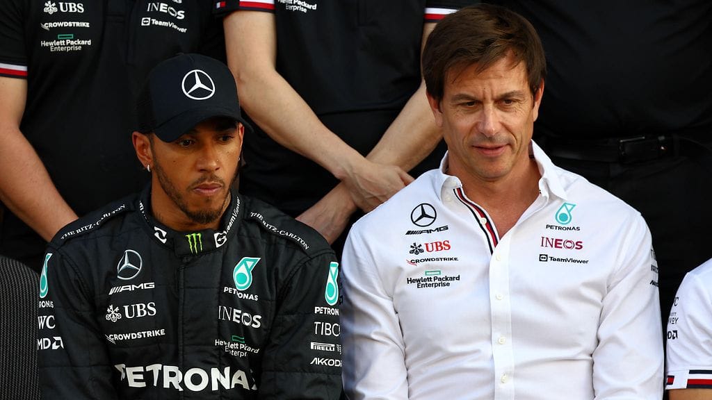 Lewis Hamilton (vasemmalla) ja Toto Wolff (oikealla).