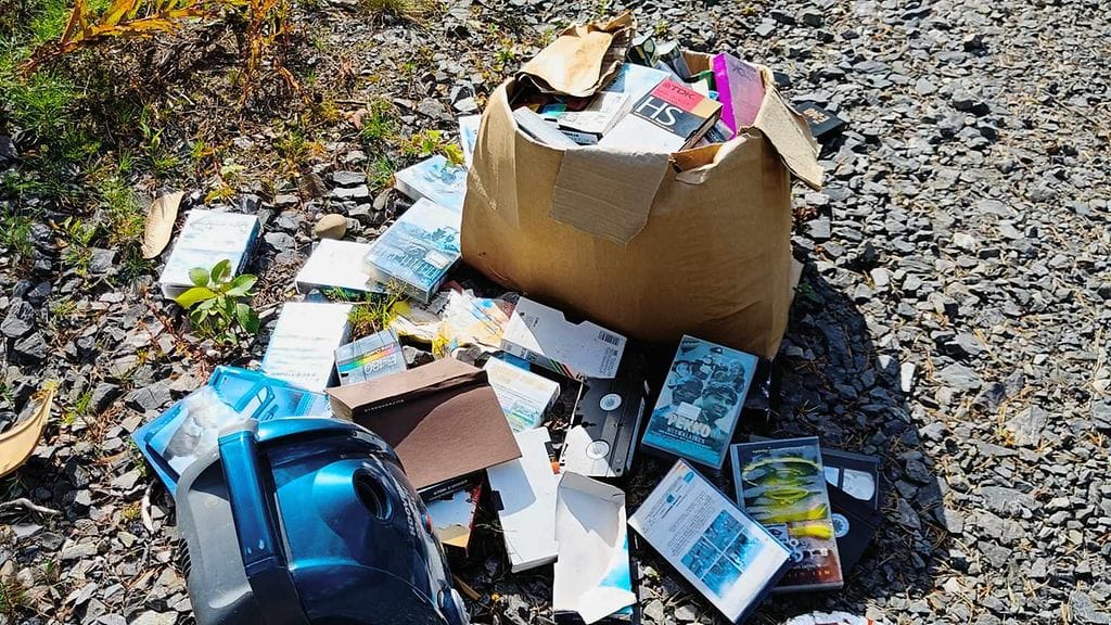 Leena Jutilan bongaamissa roskakasoissa oli kolmen imurin ja videokasettilaatikon lisäksi esimerkiksi cd-levykoteloita.