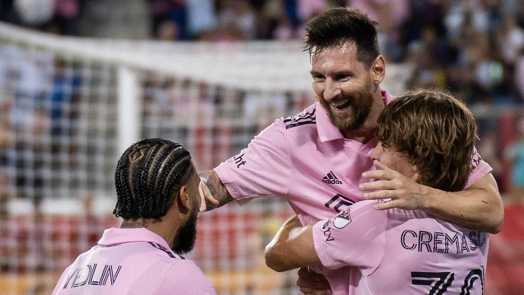 Inter Miamin Lionel Messi juhlii maaliaan MLS-debyytissään New York Red Bullsia vastaan.