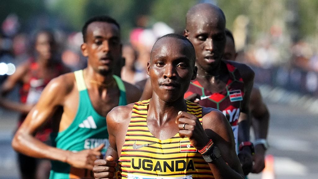 Victor Kiplangat paineli maratonin maailmanmestariksi. Tamirat Tola (vas.) joutui sen sijaan keskeyttämään vatsakipujen takia.