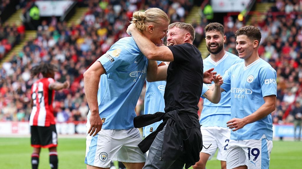 Innokas kannattaja hyppäsi Erling Haalandin kaulaan maalin jälkeen.