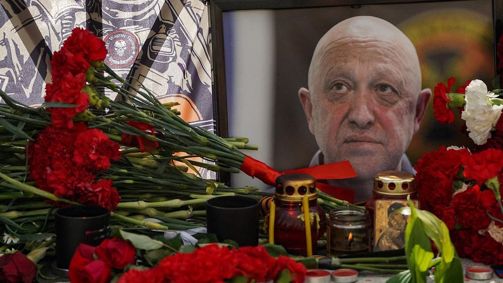 Kukkia ja Prigozhinin kuva muistopaikalla AOP
