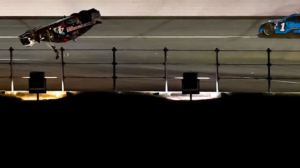 Ryan Preece hurjassa ilmalennossa Ford Mustangillaan.