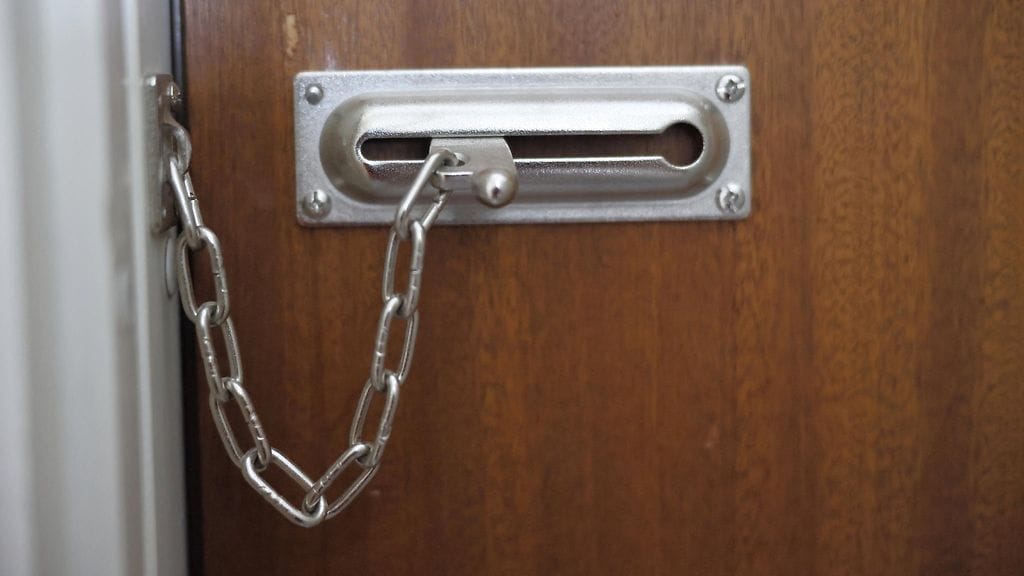 Aseistautuneet naamiomiehet tunkeutuivat lapsiperheen kotiin Kärkölässä kesällä 2021. Tapausta käsitellään nyt oikeudessa. Kuvituskuva.