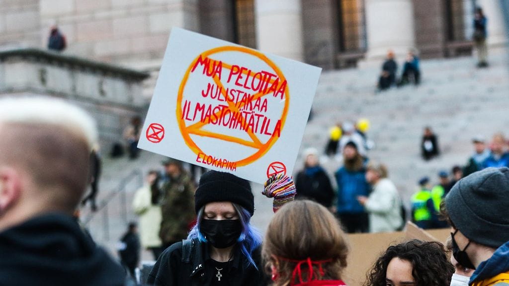 Mielenosoittajat vaativat marsseillaan Suomen metsienkäytön palauttamista kestävälle tasolle.