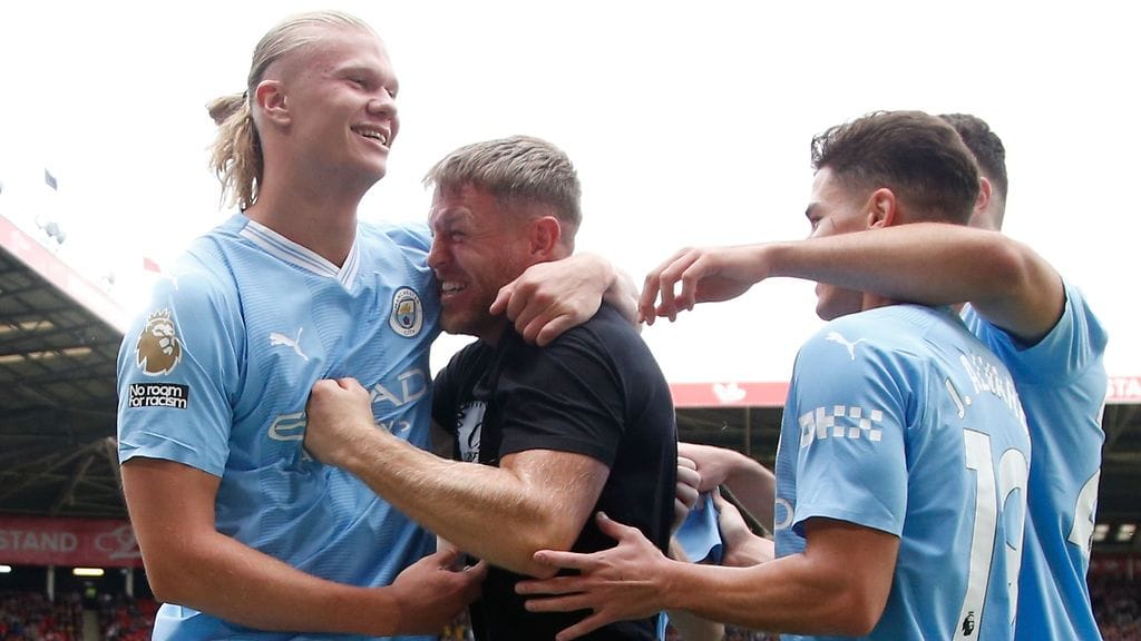 Entinen huippynyrkkeilijä Terry Flanagan hyppäsi Erling Haalandin kaulaan sunnuntain Valioliiga-kierroksella.