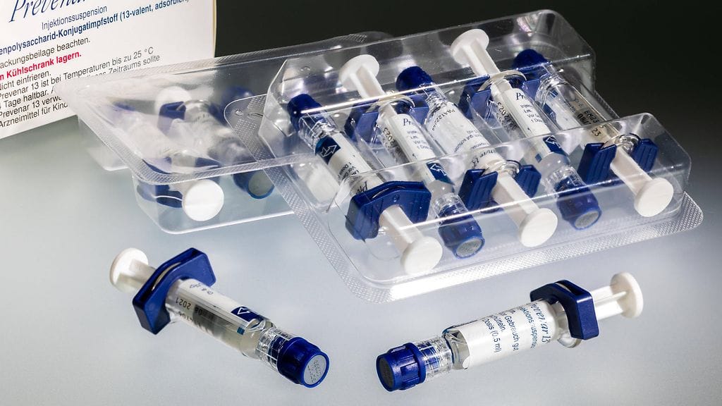 Pneumokokkirokote ehkäisee pneumokokkibakteerin aiheuttamia vakavia tauteja, kuten aivokalvontulehdusta, verenmyrkytystä ja keuhkokuumetta. Kuvassa pneumokokkirokotteita.