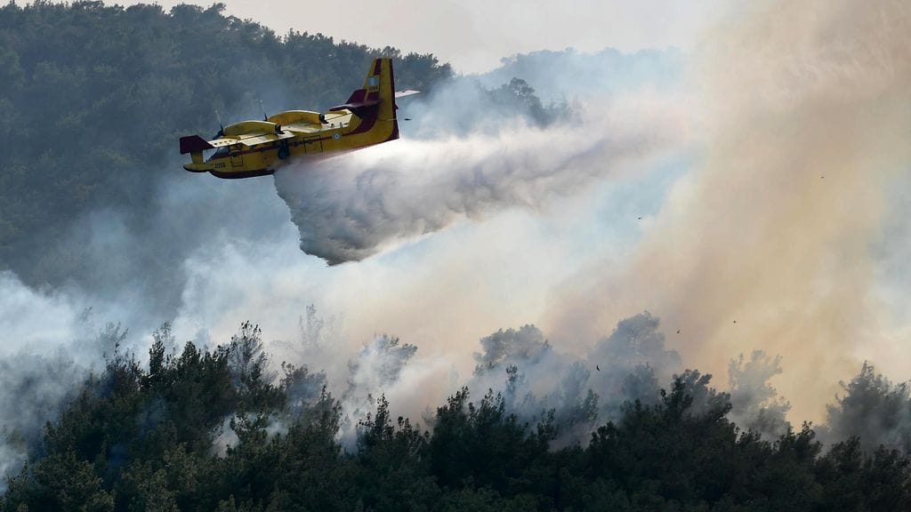 Kuvassa sammutuslentokone Dadiassa 24. elokuuta 2023.