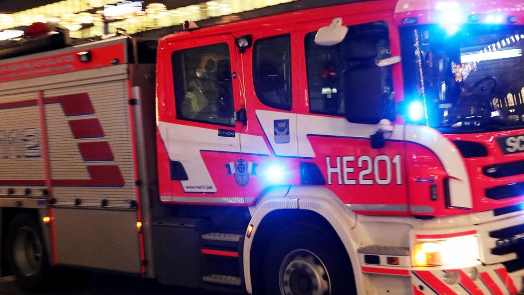 Paikalle palannut pelastuslaitos totesi nurmikolle sytytetyn palavaa nestettä.