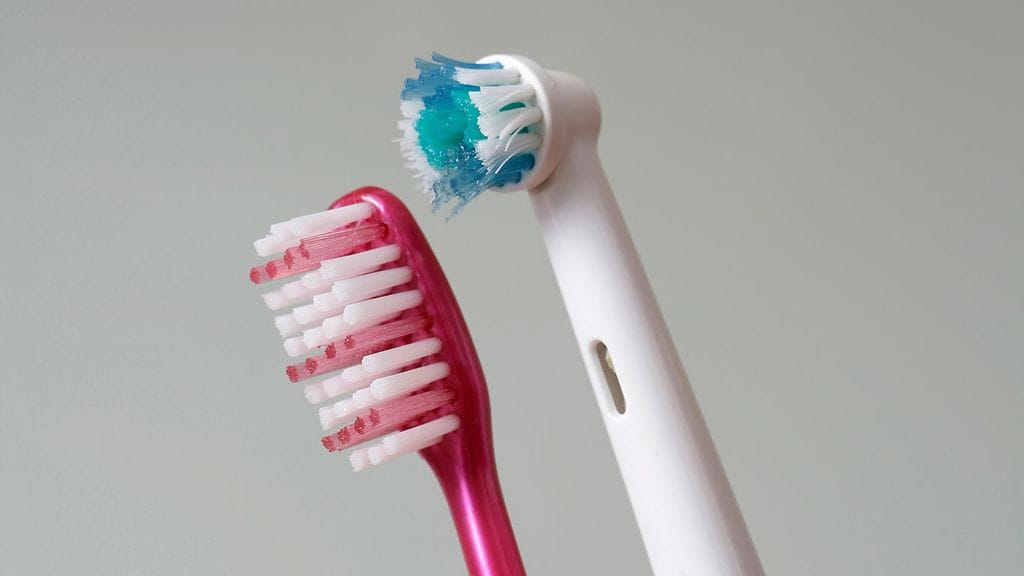 Sähköhammasharjan sytyttämä tulipalo aiheutti hälytyksen Mikkelissä Etelä-Savossa aamulla. Kuvitusksuvassa sähköhammasharja ja tavallinen hammasharja.