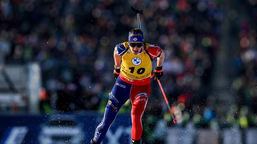 Julia Simon juhli kauden päätteeksi maailmancupin kokonaiskilpailun voittoa.