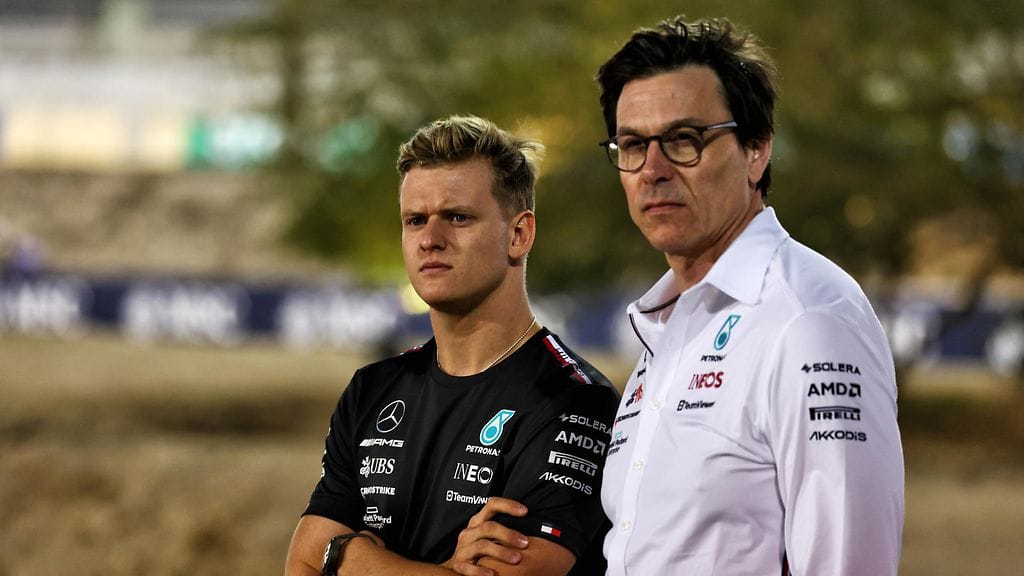 Toto Wolff (oik.) toimii Mercedeksen tallipäällikkönä, Mick Schumacher reservikuskina.