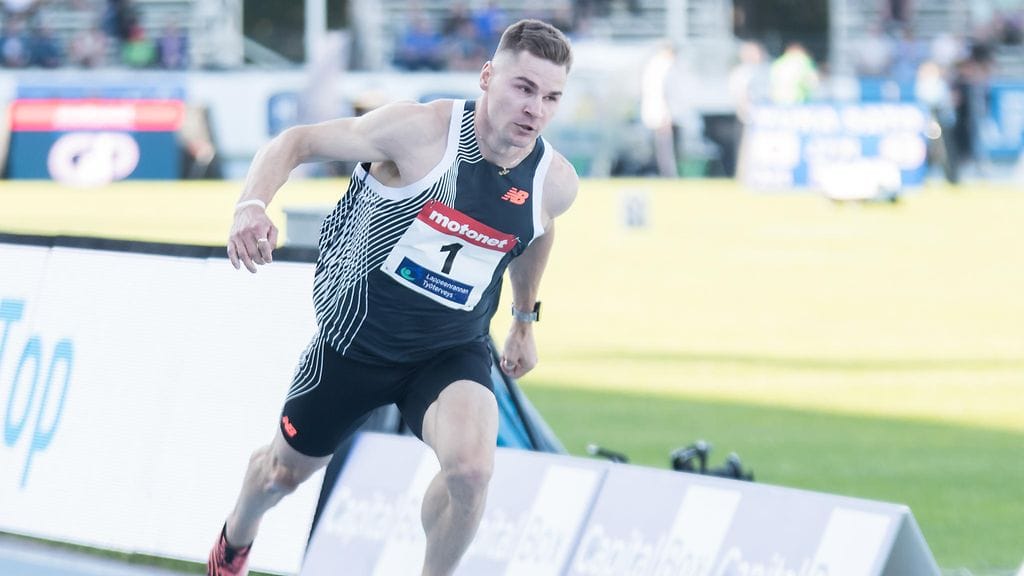 Sileän satasen ennätyksensä uusiksi pinkonut Elmo Lakka kilpailee tavanomaisesti pika-aidoissa.