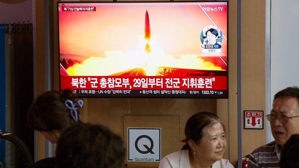 Ihmiset seurasivat Pohjois-Korean ohjuskoetta koskevaa uutislähetystä Etelä-Korean Soulissa 31. elokuuta 2023.