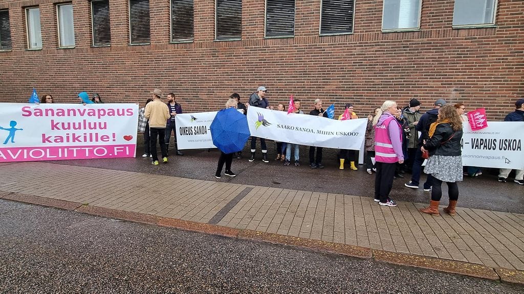 Mielenosoittajat Räsänen MTV