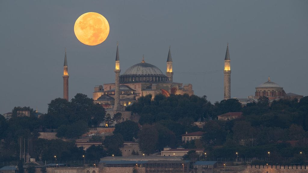 Pelkästään torstaina Fatihissa ja Sultangazissa takavarikoitiin 516 epäiltyä viinapulloa.