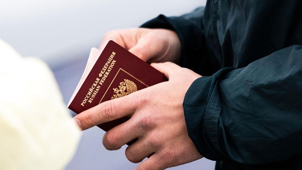 Venäjän passi kuvattuna Suomen Nuijamaan raja-asemalla vuonna 2022.