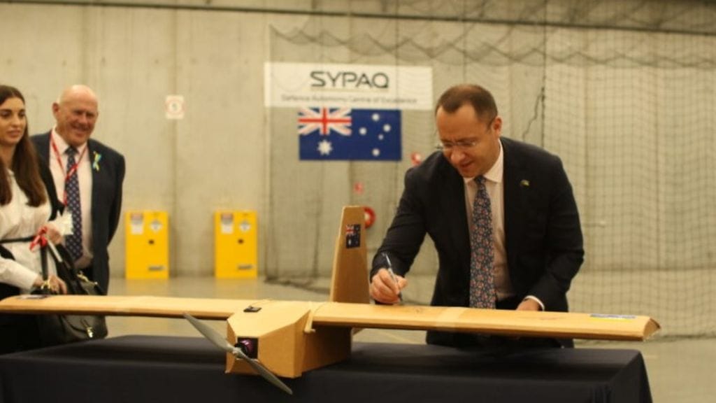Australialaisyritys SYPAQ valmistaa pahvisia droneja. Kuva: SYPAQ