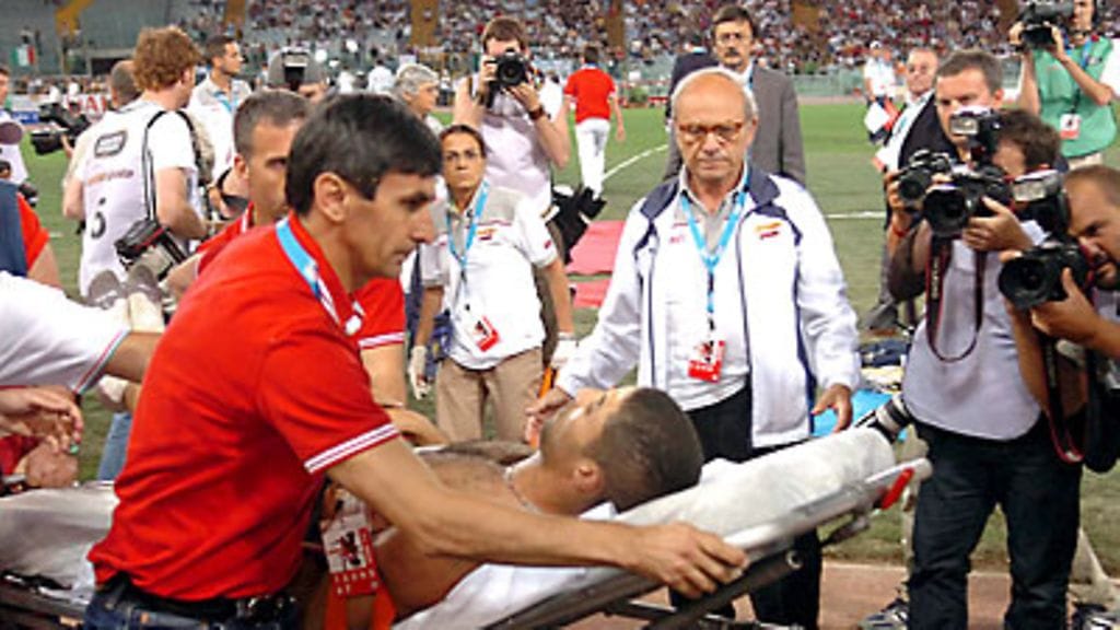 Salim Sdiri siirretään ambulanssiin, kuva: EPA/Roberto Tedeschi