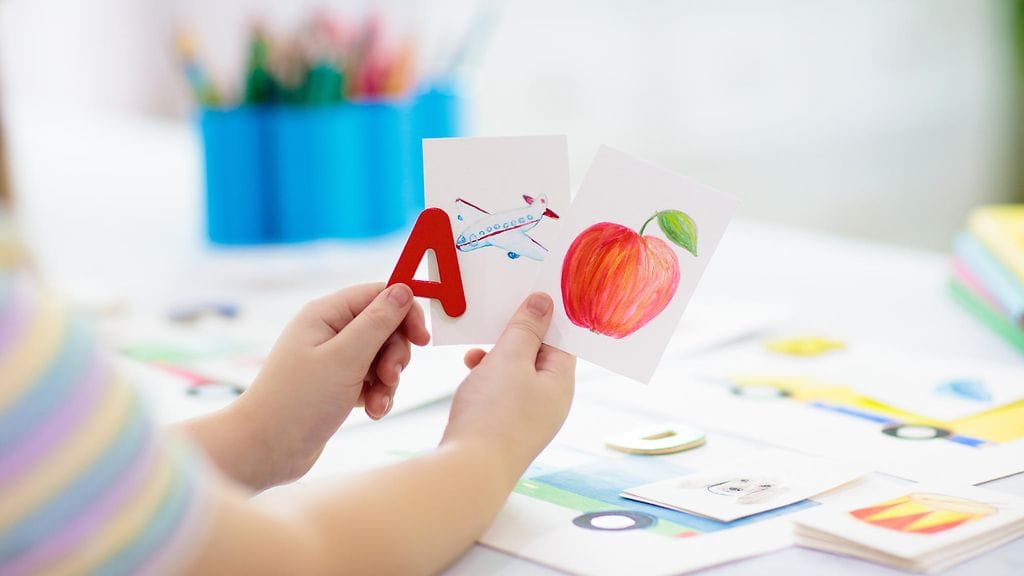 Lapsi opettelee sanoja