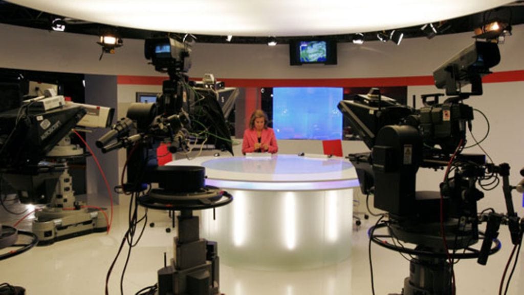 Ankkurit saapuvat paikoilleen muutamaa minuuttia ennen uutislähetyksen alkamista.