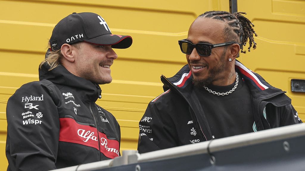 Lewis Hamilton (oik.) ilahtui nähdessään Valtteri Bottaksen lapsuuskuvan.