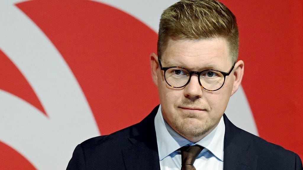 Kaksi ehdokasta luopui kisasta, sillä tuore puolueen puheenjohtaja Antti Lindtman kertoi kannattavansa Mikkel Näkkäläjärveä tai Hanna Kuntsia.