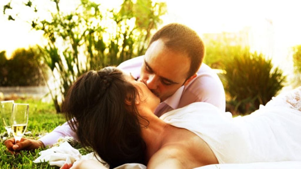 Kyselyn mukaan miehet innostuvat useammin. Kuvituskuva.