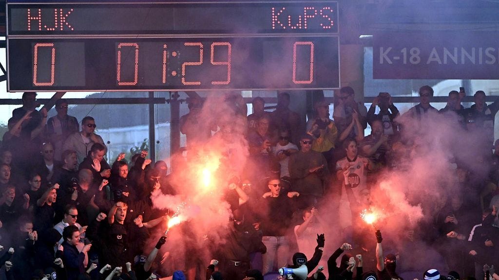 Soihdut paloivat HJK:n fanipäädyssä.