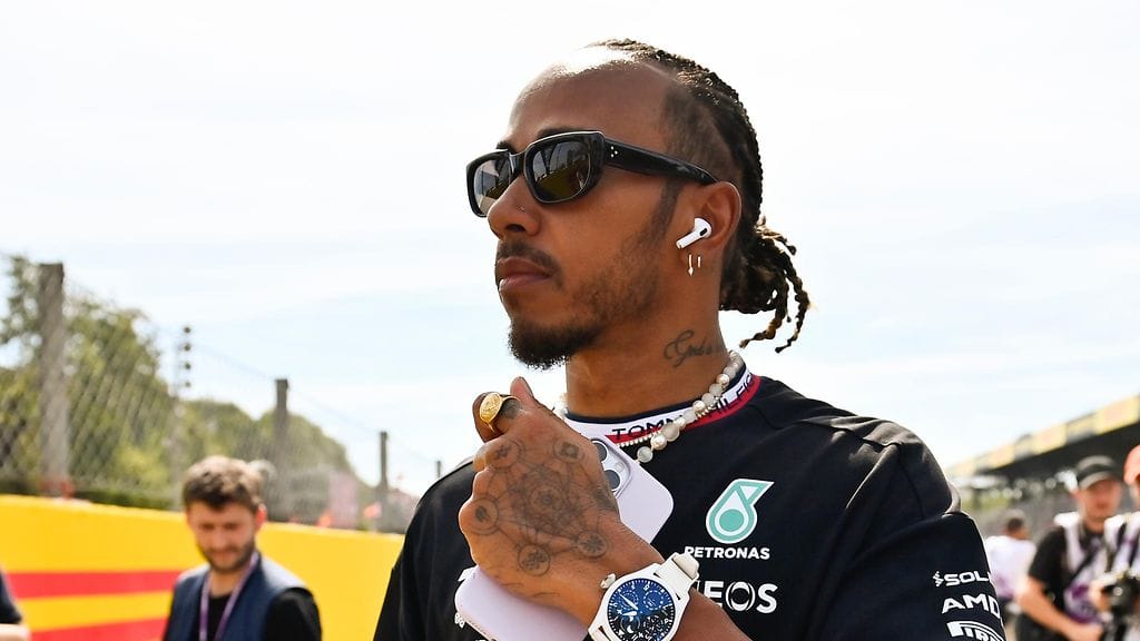Lewis Hamilton pyysi anteeksi temppuaan kisan jälkeen.