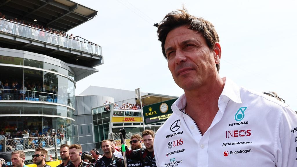 Toto Wolff kehaisi Lewis Hamiltonia.