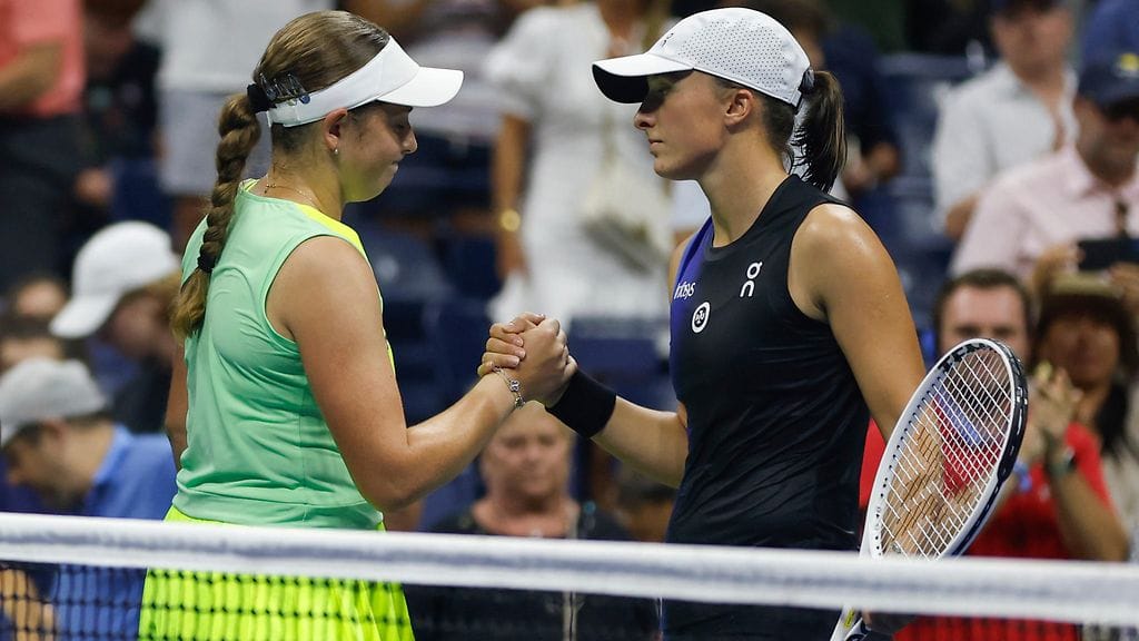 Jelena Ostapenko (vas.) kukisti Iga Swiatekin.