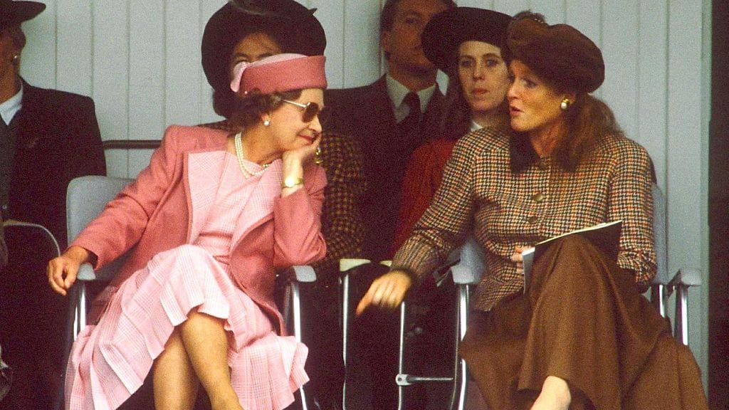 Kuningatar Elisabet (vas.) ja Yorkin herttuatar Sarah Ferguson vuonna 1990.